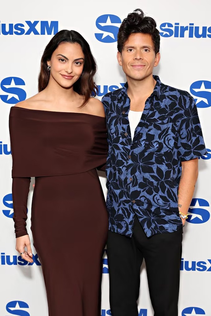 Ngôi sao phim 'Riverdale' Camila Mendes và nhà làm phim Rudy Mancuso gặp nhau khi hợp tác trong bộ phim 'Música', nơi Mancuso đảm nhận vai trò biên kịch và đạo diễn. Họ thông báo đính hôn vào tháng 10 và nhận được nhiều lời chúc mừng từ người hâm mộ, đồng nghiệp. Trong cuộc phỏng vấn với tạp chí People cuối năm ngoái, Camila tiết lộ cô đã chọn được địa điểm cưới và đang cân nhắc xem sẽ tổ chức buổi lễ theo phong cách nào.