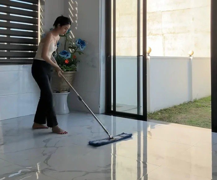 Hoa hậu Ý Nhi đã bay từ Úc về Việt Nam để đón Tết Nguyên đán cùng gia đình. Nàng hậu vui vẻ đăng tải clip đang miệt mài dọn nhà, lau dọn từng ngóc ngách rồi trang hoàng nhà cửa, bày biện bàn thờ. Ý Nhi tiết lộ cô rất thích dọn nhà, cũng như nấu ăn, cắm hoa và sau đó tận hưởng ngắm nhìn ngôi nhà đẹp đẽ sáng bừng.