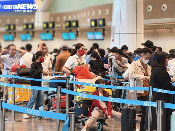 Lưu lượng khai thác tại sân bay Tân Sơn Nhất bắt đầu giảm vào ngày 16/2 (29 Tết).