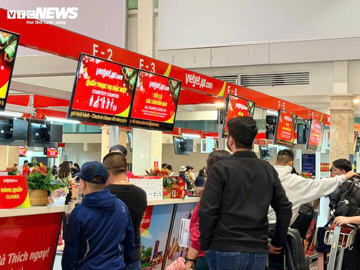 So với những ngày trước, cảnh chen kín lối đi, quá tải sảnh chờ đã giảm rõ rệt.