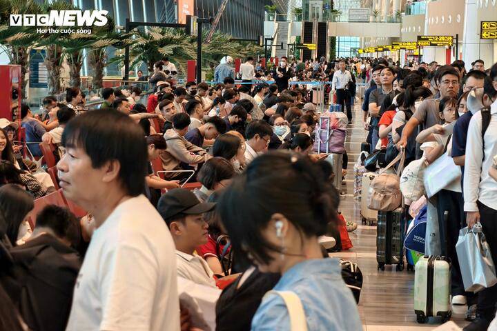 Dù sản lượng khai thác “hạ nhiệt”, không khí tại nhà ga T3 vẫn duy trì nhịp độ tất bật.