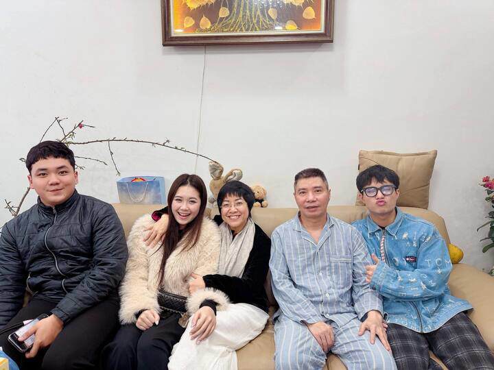 Ngọc Hà - vợ của NSND Công Lý đăng clip ghi lại khoảnh khắc MC Thảo Vân cùng con trai đến nhà thăm hỏi sức khỏe nam nghệ sỹ ngày cận Tết. Trong clip, NSND Công Lý ngồi trò chuyện vui vẻ bên người thân. Khi có cư dân mạng nhận xét MC Thảo Vân là người sống rất tình cảm, Ngọc Hà nhanh chóng bày tỏ sự đồng tình.