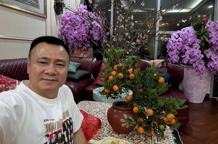 NSND Tự Long trang hoàng nhà cửa với hoa đào, hoa lan, quất vàng. Anh chia sẻ bài thơ ngắn: “Việc nhà đã xong, Tết đã về nhà/ Khép lại một năm đầy ý nghĩa/ Táo Quân đã lên báo cáo/ Bính Ngọ mã đáo thành công”.