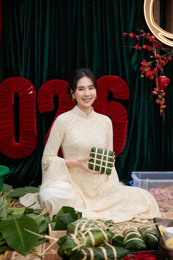 MC Mai Ngọc tổ chức gói bánh chưng tại biệt thự nhà chồng ở Bắc Ninh (Bắc Giang cũ). Cô mời bạn bè thân thiết từ Hà Nội về chung vui cùng gia đình.