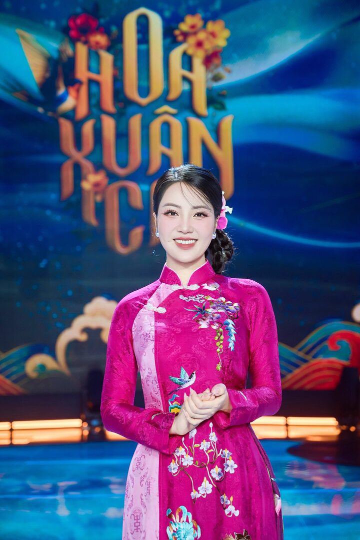 Á hậu Thụy Vân vẫn tất bật với công việc khi cầm trịch chương trình "Hoa xuân ca" dịp cuối năm.