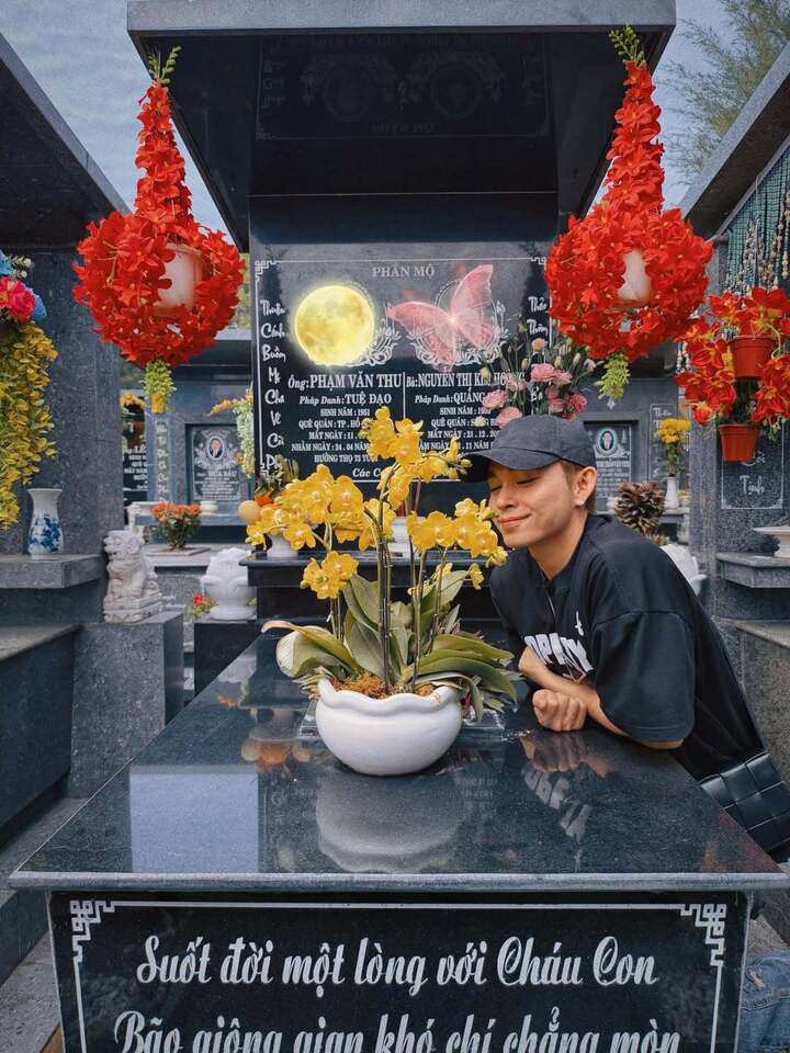 Thăm mộ bố mẹ trong ngày cuối năm, Jun Phạm xúc động viết: "Năm nay, con lớn thêm một chút vì chưa từng quên lời bố mẹ dạy".