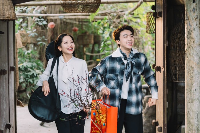 Trong MV, nghệ sĩ vào vai một nữ sinh nhạc viện, cùng Lưu Quốc Vượng về quê dịp Tết. Ca khúc 'Tết bình an bên nhau' do cô sáng tác, có tiết tấu trẻ trung, rộn ràng cùng các chất liệu dân gian kết hợp hiện đại. Diệu Thảo cho biết bắt đầu sáng tác từ lâu nhưng ca khúc này mang âm hưởng vui tươi, khác hẳn chất tự sự của các tác phẩm trước đó như Mùa đông năm ấy mình còn thương, Anh đợi em qua gió mùa đông... MV lấy cảm hứng từ một người bạn thân lấy chồng miền Tây, mỗi năm chỉ mong chờ Tết để được về Hà Nội với gia đình.