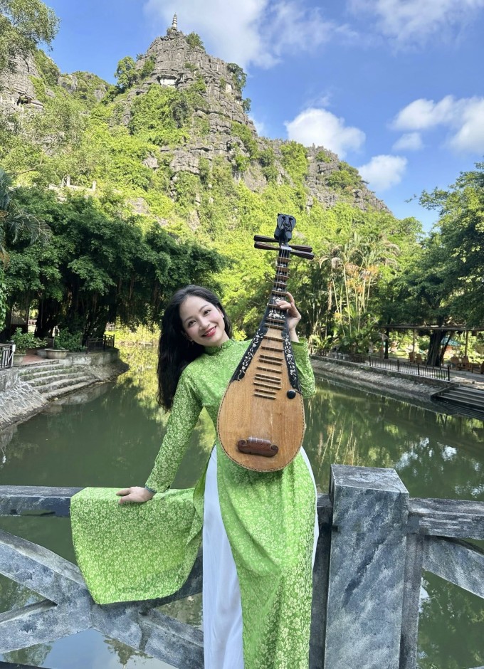 Cô cho biết nhờ uống nhiều nước, ăn nhiều rau củ quả và chăm dùng kem chống nắng nên cô có làn da mịn màng, tươi trẻ so với tuổi.