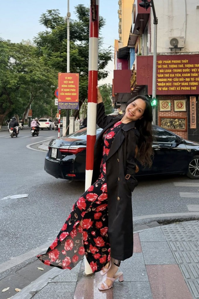 Gắn bó với dòng nhạc dân tộc, cô trung thành với phong cách kín đáo, tôn đường cong bằng đường chiết eo tinh tế.