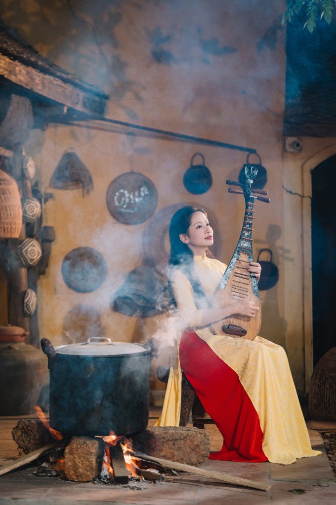 Diệu Thảo còn xuất hiện với đàn tì bà, nhạc cụ gắn với cô gần 30 năm trong sự nghiệp âm nhạc. Cô theo học đàn tì bà ở Nhạc viện Hà Nội (nay là Học viện Âm nhạc Quốc gia Việt Nam) từ thuở thiếu niên và hiện là giảng viên của trường, đồng thời là nghệ sĩ nhạc cụ dân tộc hàng đầu.