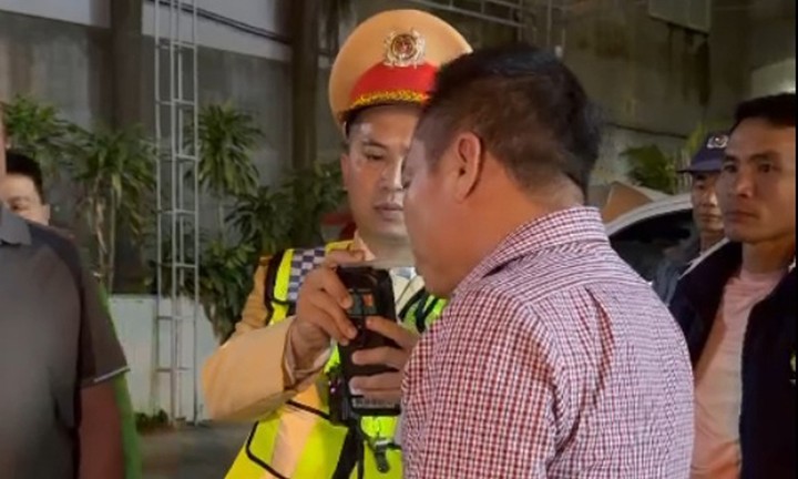 Tổ công tác kiểm tra nồng độ cồn đối với tài xế Lê Văn L.