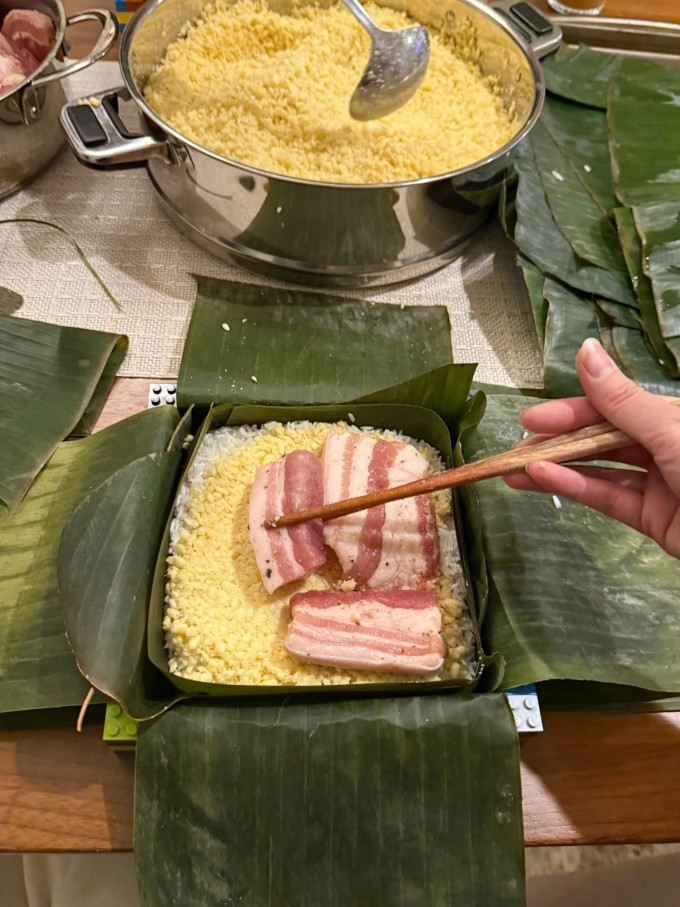 Công đoạn chuẩn bị nguyên liệu phức tạp hơn nhiều so với khi còn ở Việt Nam.