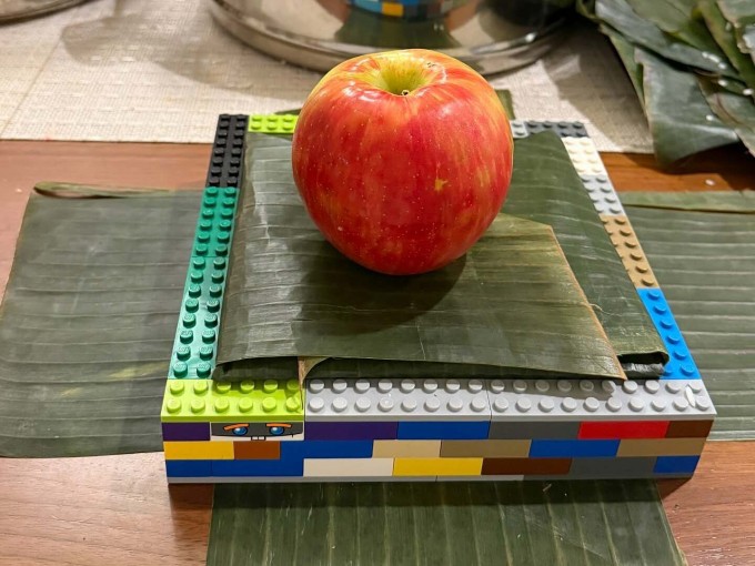 Quỳnh Anh đánh giá "khuôn Lego rất ổn", giúp bánh vuông vức, chắc tay không kém khuôn gỗ.