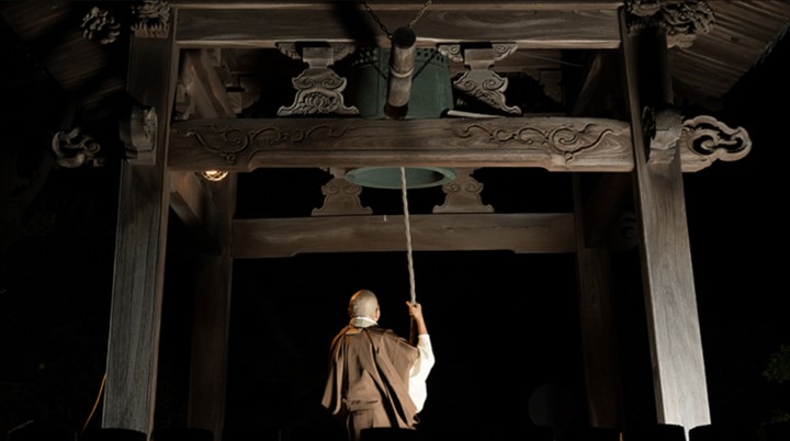 Một nhà sư ở Kyoto, Nhật Bản đánh chuông chùa 108 lần vào đêm giao thừa. (Nguồn: National Bell Festival)