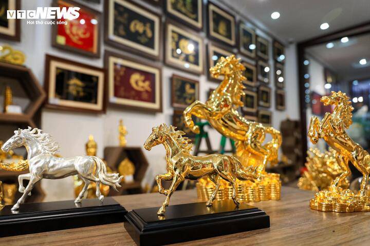 Tượng ngựa dát vàng hay đúc bạc hút khách nhà giàu dịp Tết Bính Ngọ 2026. (Ảnh: Minh Đức)