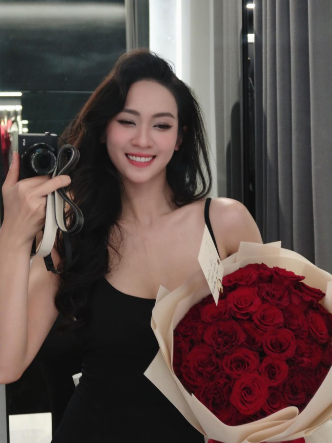 Vũ Thúy Quỳnh khoe món quà Valentine từ bạn trai.