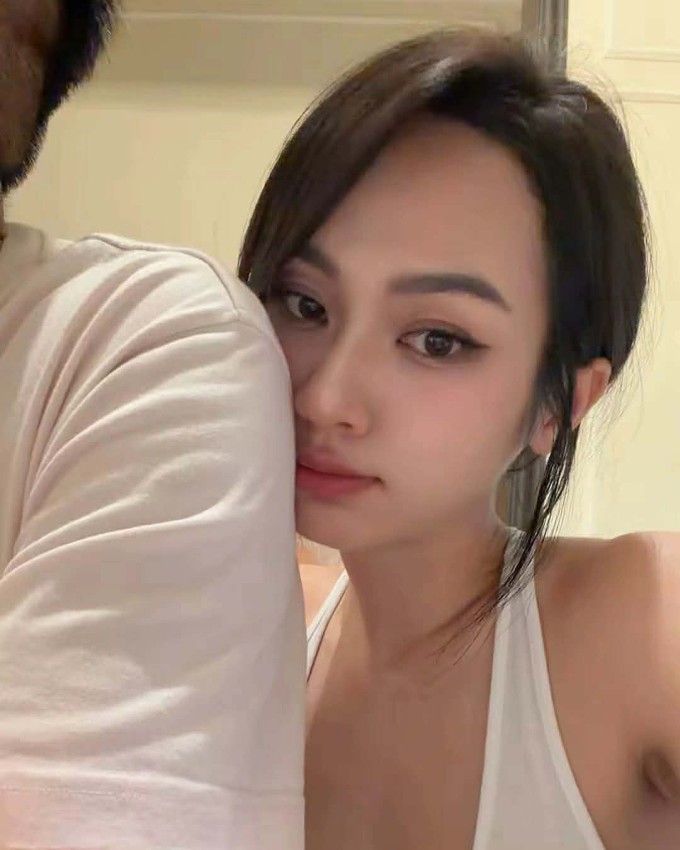 Vũ Thúy Quỳnh khoe ảnh e ấp bên bạn trai.