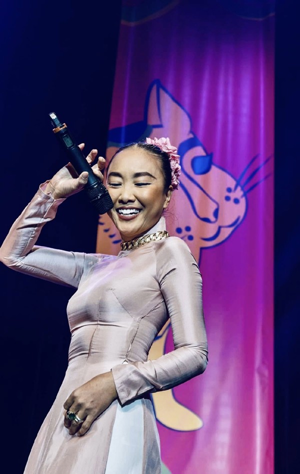 Đoan Trang sinh năm 1978 cầm tinh tuổi Ngọ, từ lúc nhỏ đã có thiên hướng và niềm yêu thích với âm nhạc. Lúc 5 tuổi, Đoan Trang từng trình diễn các bài hát thiếu nhi trên nhiều sân khấu và còn là thành viên chủ chốt của Nhà văn hóa tỉnh cũng như các phong trào ca hát tại trường nơi cô theo học.