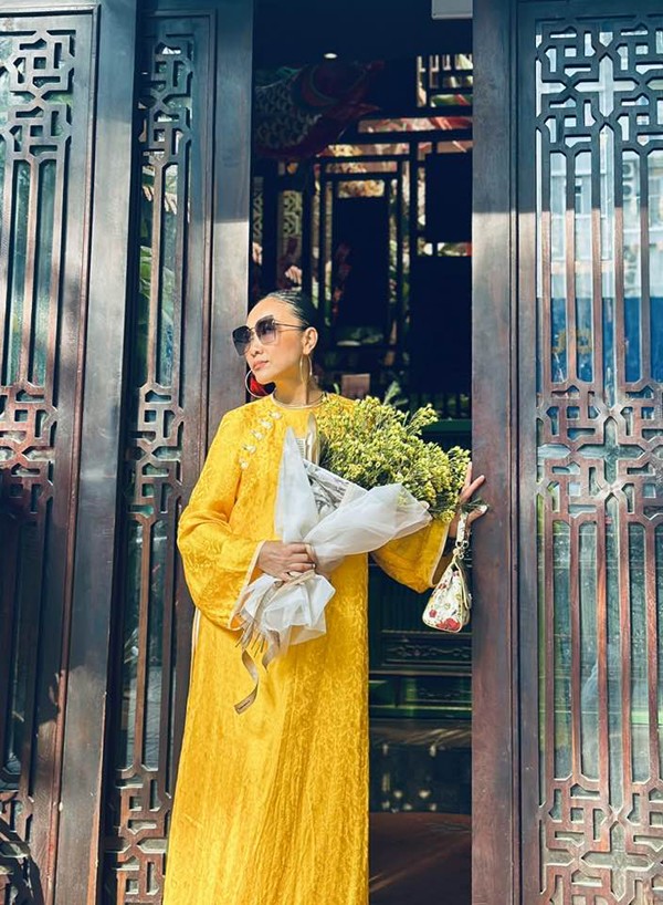 Sau đó, khoảng thời gian đi học, Đoan Trang tham gia gần như không thiếu một hoạt động văn nghệ nào của trường. Chăm chỉ như vậy nên ở tất cả các cuộc thi mà nữ ca sĩ tham gia, cô đều giành được giải thưởng. Lên 14 tuổi, Đoan Trang rời quê nhà lên TP.HCM học tập. Tại đây, cô phát huy được tài năng âm nhạc thiên bẩm của mình. Lúc 19 tuổi, Đoan Trang tham gia cuộc thi Tiếng hát TP.HCM và giành được giải khuyến khích. Bắt đầu từ đây, con đường ca hát của Đoan Trang chính thức chuyên nghiệp. Những năm ấy, Đoan Trang nổi tiếng với các ca khúc: Forget me not, Khi ta 20...