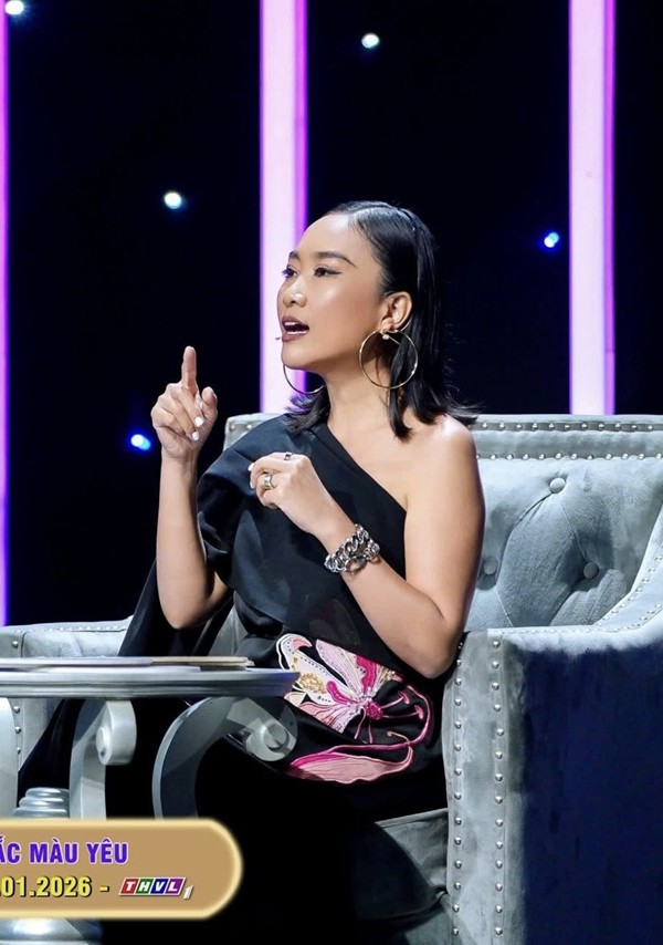 Nhờ những bài hát hợp tai người nghe, được khán giả trẻ yêu mến nên vào năm 2005, nữ ca sĩ quê Lâm Đồng được trao giải Làn Sóng Xanh lần thứ 7, là một trong 10 ca sĩ được yêu thích nhất trong năm với 2 ca khúc "Tóc hát" và "Bâng Khuâng", nhiều tuần liền nằm trong top 5 của Làn sóng Xanh.