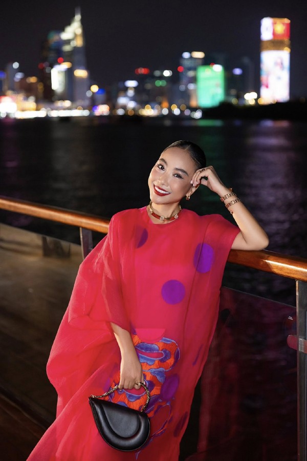 Về đời tư, năm 2012, Đoan Trang bất ngờ kết hôn với chồng là người Thụy Điển. Hơn 13 năm sau ngày cưới nhưng chồng Tây và cô vẫn dành cho nhau tình cảm thắm thiết, ngọt ngào như vợ chồng son.