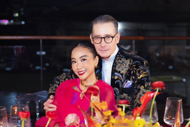 Anh thường xuất hiện cùng vợ trong nhiều sự kiện giải trí, dành cho cô nhiều cử chỉ quan tâm, chăm sóc. Trong một số chương trình truyền hình, anh cũng rất tích cực tham gia cùng vợ con. Anh còn kể con mình may mắn vì mang hai dòng máu Đông – Tây. Gia đình anh cũng kết hợp cách nuôi dạy con theo kiểu 50-50, để con tự do phát triển trong khuôn khổ mình đặt ra.