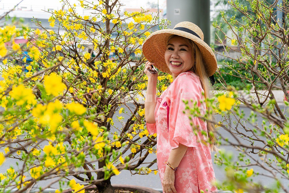 Cặp mai giảo hơn 40 năm tuổi có giá 700 triệu, thu hút đông đảo người dân đến thưởng lãm và chụp ảnh tại công viên Gia Định, TPHCM