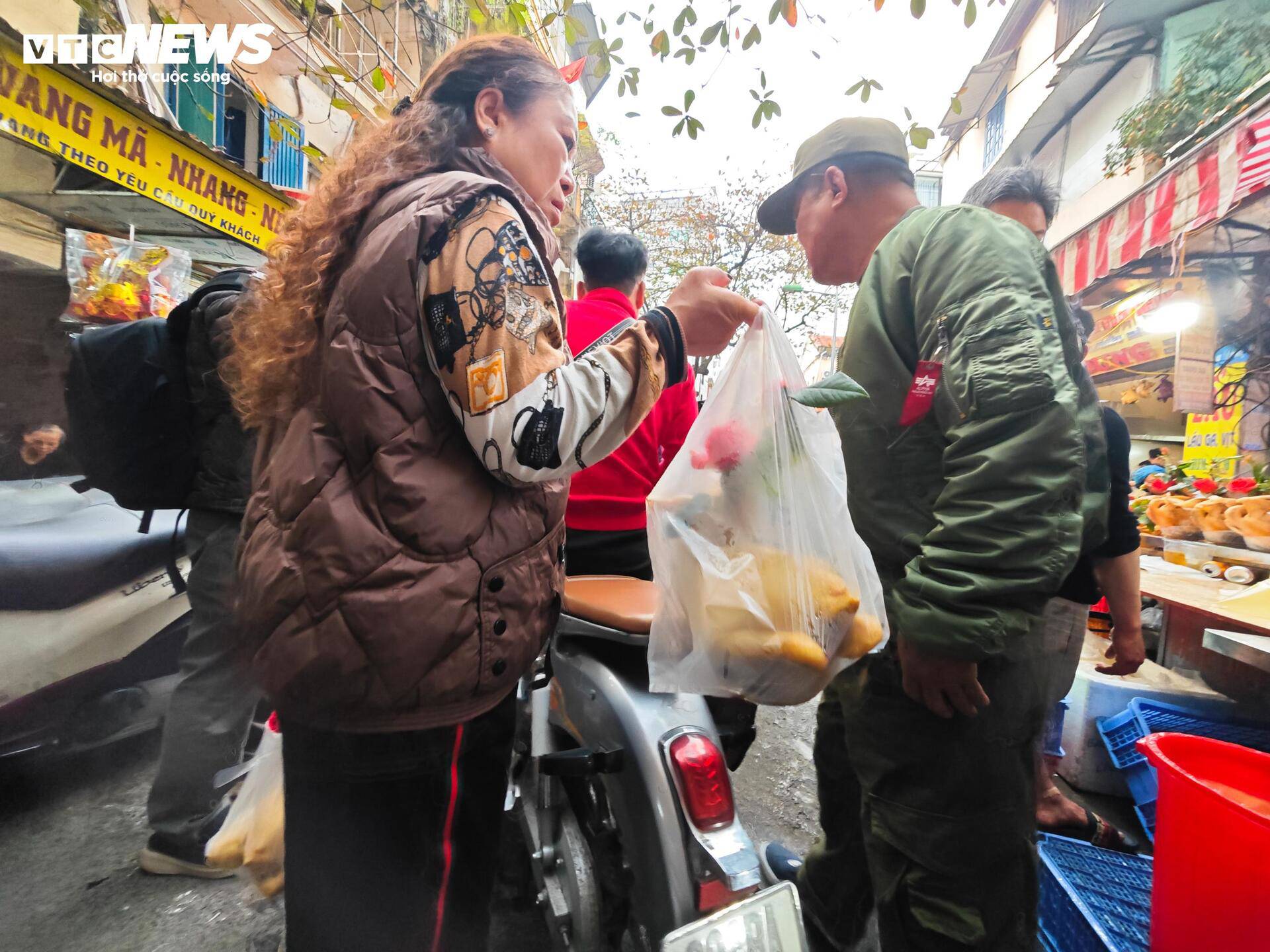 Từ 6h sáng, người đổ về chợ đã rất đông, tranh thủ mua sắm những thứ cần thiết cuối cùng cho mâm cơm tất niên và chuẩn bị đón năm mới.