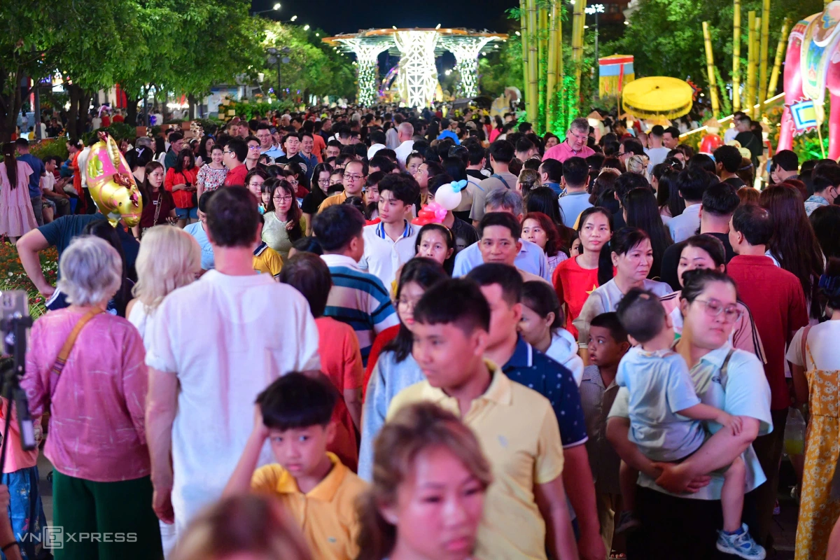 Đường hoa Nguyễn Huệ ken đặc người lúc gần 21h. Ảnh:&nbsp;Thanh Tùng