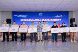 Nhiều tạp vụ, bảo vệ bật khóc khi nhận thưởng Tết là một lượng vàng 9999