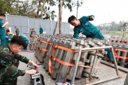 Trận địa pháo hoa bên Hồ Gươm sẵn sàng khai hỏa đón Giao thừa