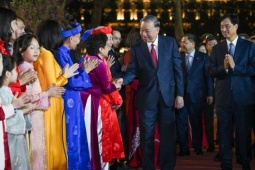 Tổng Bí thư chúc Tết, mừng tuổi người dân Thủ đô