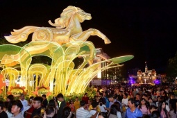 Đông nghịt người đổ ra đường đón giao thừa Tết Bính Ngọ