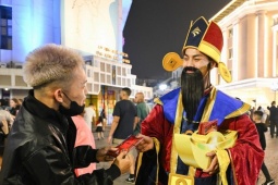 Đông nghịt người đổ ra đường đón giao thừa Tết Bính Ngọ