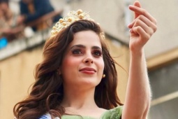 Đương kim Hoa hậu Hoàn vũ ngã khuỵu khi đang diễu hành