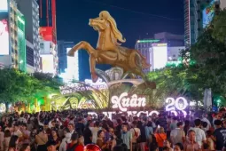 Người dân đổ xô check-in linh vật ngựa cử động trên đường hoa Nguyễn Huệ