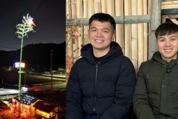 Hai chàng trai Việt dựng cây nêu đón Tết ở Nhật