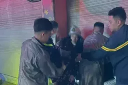 Cứu 3 người mắc kẹt trong vụ cháy lúc rạng sáng