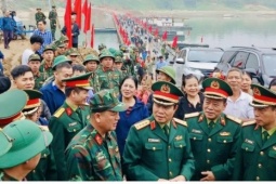 Người dân Đoan Hùng cười rạng rỡ qua cầu phao trong ngày 29 Tết