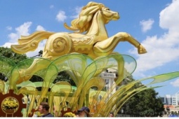 Linh vật ngựa Đường hoa Nguyễn Huệ hút khách tham quan, chụp hình