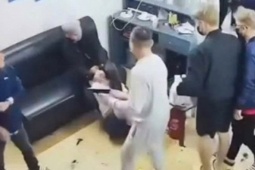 Khởi tố nhóm đối tượng dùng súng đe dọa, đánh con nợ đòi 10 triệu đồng