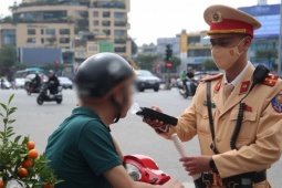 Hà Nội: Uống hai lon bia tất niên rồi lái xe máy ra đường, nam tài xế bị xử phạt