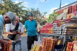 Tấp nập chợ pháo hoa giấy lớn nhất TPHCM trước giao thừa