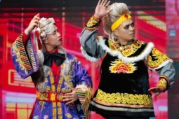 Quảng trường mùa xuân: Pha trộn phong cách của cả Gala Cười và Táo Quân nhưng tiếng cười vẫn thiếu độ “đậm”, "sắc"