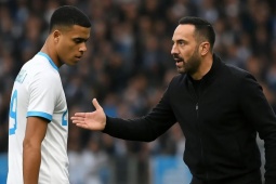 Đội Greenwood khủng hoảng: Sếp lớn từ chức, fan tràn vào khán đài VIP làm loạn