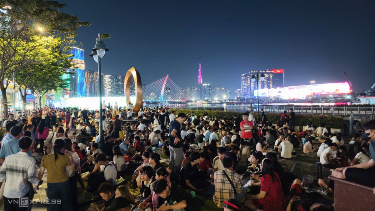 Người dân tập trung về Công viên Bến Bạch Đằng chờ xem pháo hoa. Ảnh: Đình Văn