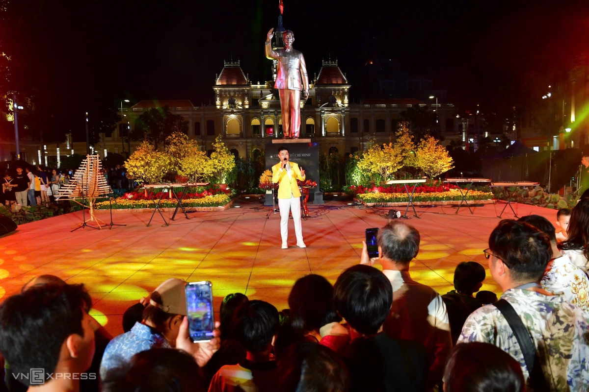 Người dân theo dõi chương trình âm nhạc trước trụ sở UBND TP HCM. Ảnh:&nbsp;Thanh Tùng