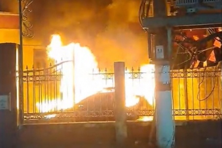 Đã bắt được người đốt 2 xe ô tô và cổng chùa trong đêm