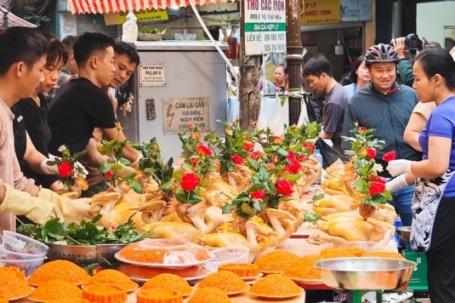 Gà luộc gần 1,8 triệu đồng/con vẫn ‘cháy hàng’ ở chợ Hàng Bè sáng 29 Tết