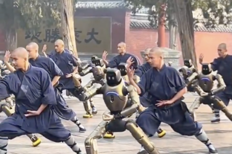 Robot hình người gây sốt khi biểu diễn võ thuật tại Thiếu Lâm Tự